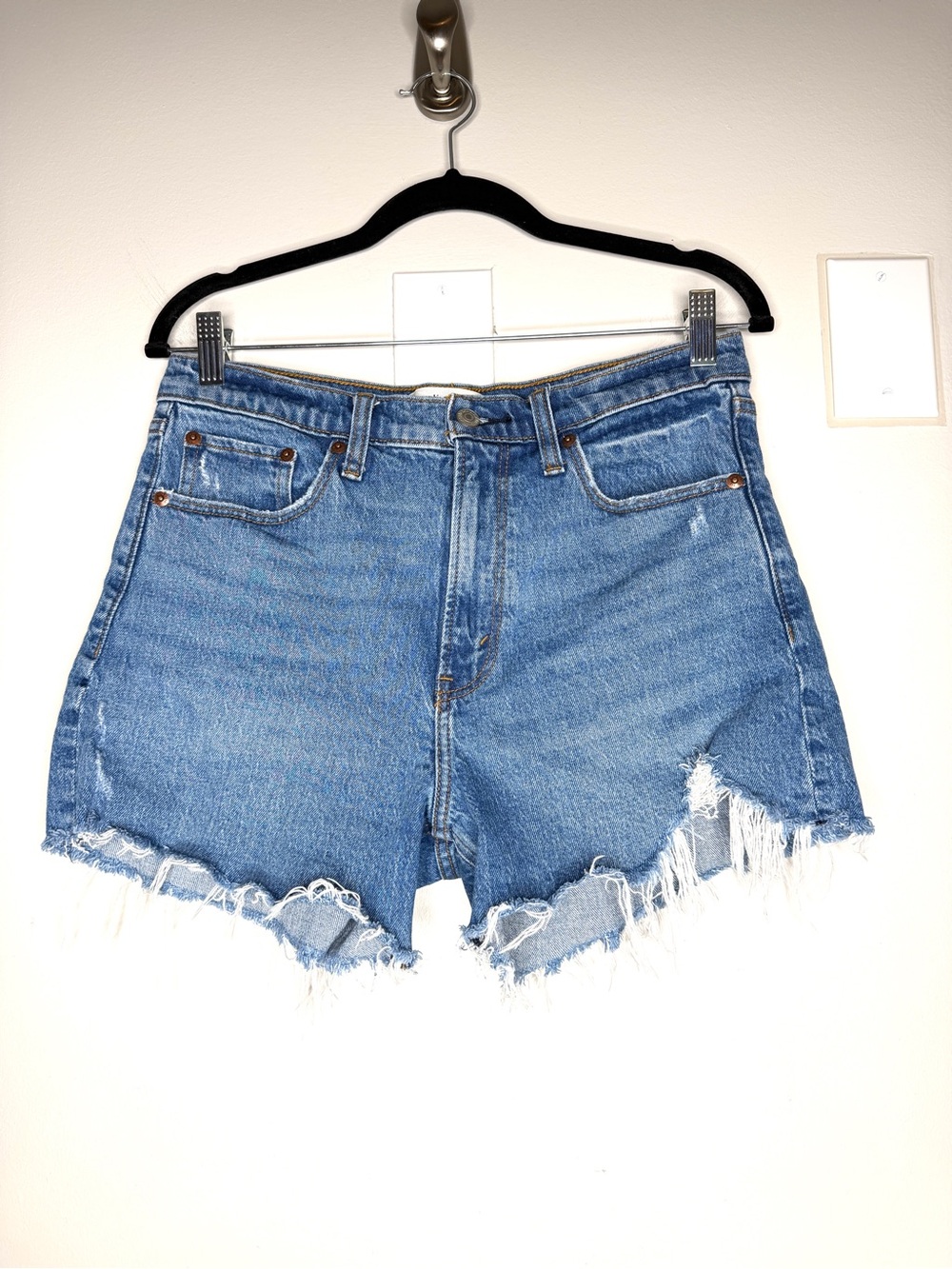 Abercrombie & Fitch The 4” Mom Short High Rise Cutoff Distressed Blue Size 28/6